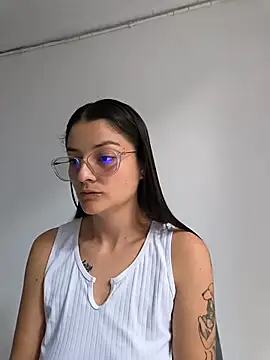 Snapshot of Coralinne__ chatting on May 13, 2026, 4:03 pm Coralinne online show from May 13, 2026, 4:03 pm