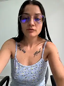 Snapshot of Coralinne__ chatting on April 19, 2026, 3:35 pm Coralinne online show from April 19, 2026, 3:35 pm