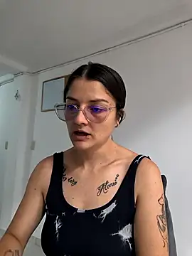 Snapshot of Coralinne__ chatting on May 4, 2026, 3:04 pm Coralinne online show from May 4, 2026, 3:04 pm