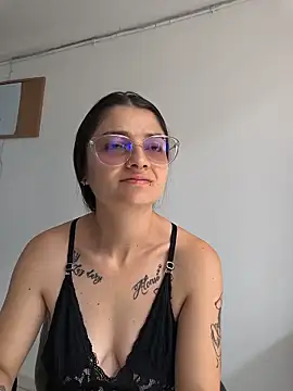 Snapshot of Coralinne__ chatting on May 25, 2026, 4:38 pm Coralinne online show from May 25, 2026, 4:38 pm