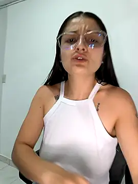 Snapshot of Coralinne__ chatting on April 22, 2026, 1:34 am Coralinne online show from April 22, 2026, 1:34 am