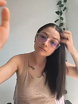 Snapshot of Coralinne__ chatting on May 10, 2026, 4:31 pm Coralinne online show from May 10, 2026, 4:31 pm