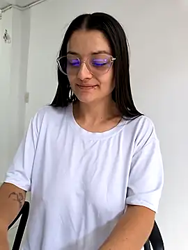 Snapshot of Coralinne__ chatting on April 4, 2026, 3:18 pm Coralinne online show from April 4, 2026, 3:18 pm