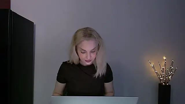 Snapshot of Lia_noo_regrets chatting on May 30, 2026, 4:12 pm Lia noo regrets online show from May 30, 2026, 4:12 pm