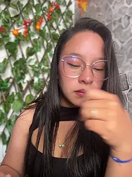 Liulee2 online show from November 4, 2025, 4:22 pm