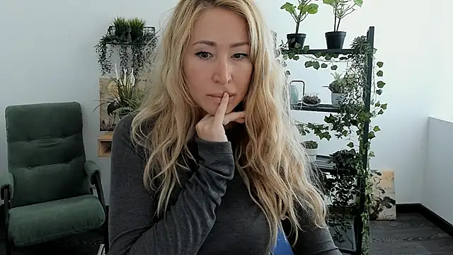 AstraMonroe online show from March 19, 2026, 6:46 am