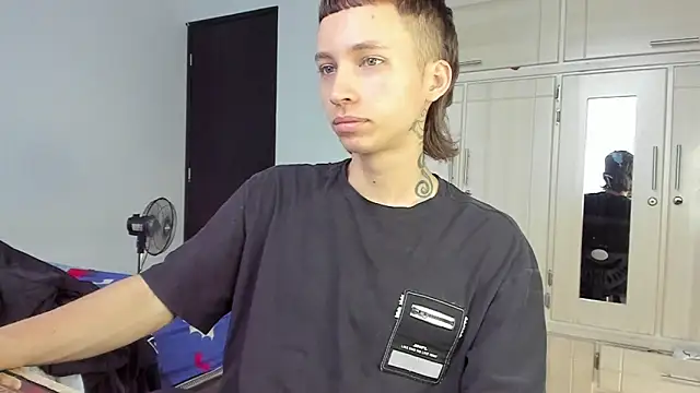 Snapshot of spacehumanz chatting on December 17, 2025, 2:22 pm spacehumanz online show from December 17, 2025, 2:22 pm