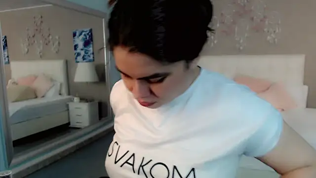 maddissonivanova online show from April 16, 2026, 7:14 pm