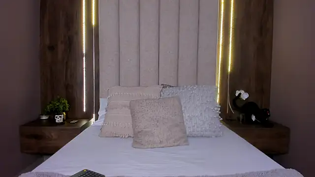 LucySalvatore  online show from October 11, 2025, 3:57 pm