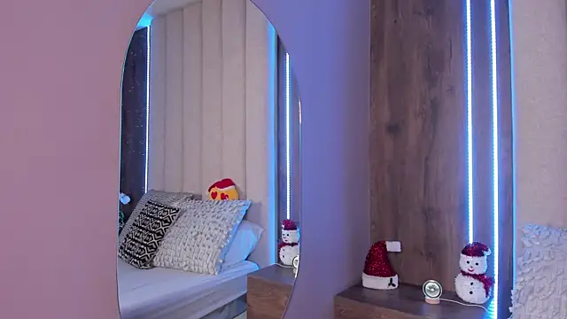 LucySalvatore  online show from December 16, 2025, 6:45 pm