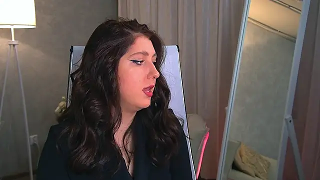 Snapshot of Mary_Miiller chatting on October 7, 2025, 9:32 am Mary Miiller online show from October 7, 2025, 9:32 am