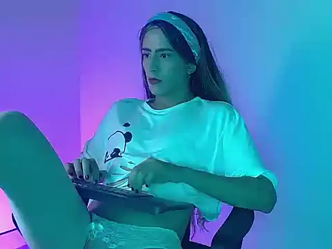 everly monroe online show from October 17, 2025, 5:37 pm