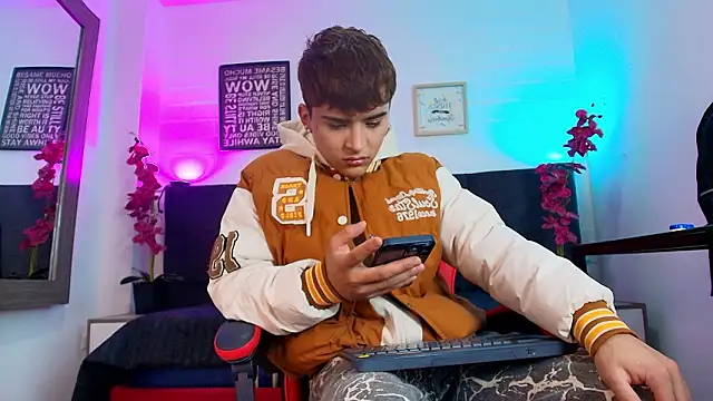 Snapshot of Lucass_love chatting on February 26, 2026, 3:39 am Lucass love online show from February 26, 2026, 3:39 am