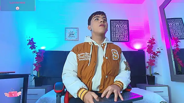 Snapshot of Lucass_love chatting on February 15, 2026, 1:21 pm Lucass love online show from February 15, 2026, 1:21 pm