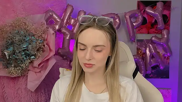 JuliaBrewwer online show from September 18, 2025, 2:20 pm