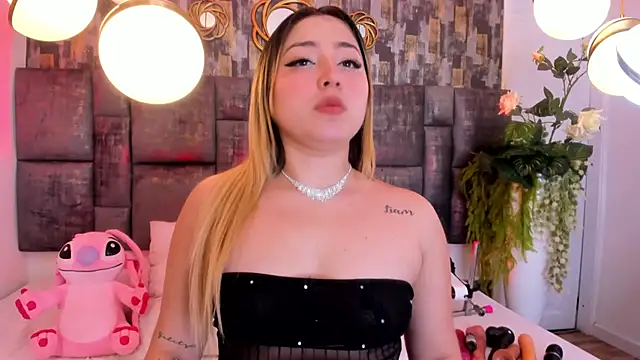 PatyLawrence online show from November 18, 2025, 3:21 am