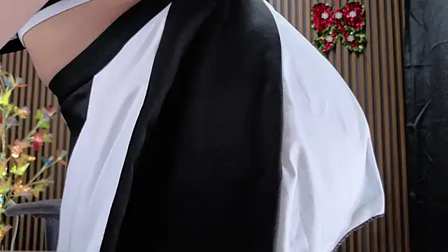 Emy topless online show from December 22, 2025, 11:10 am