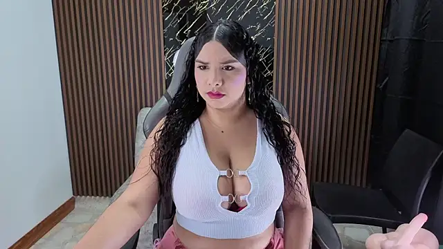 Emy topless online show from November 11, 2025, 11:05 am