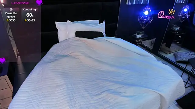 MarianaaSantos online show from February 15, 2026, 11:47 pm