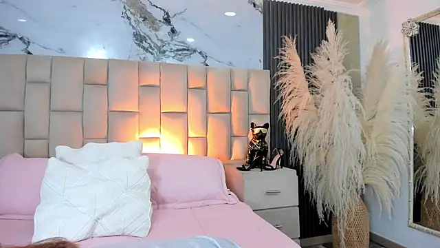 cloesummerr  online show from April 17, 2026, 1:47 pm