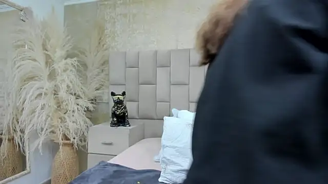 cloesummerr  online show from December 16, 2025, 1:04 pm