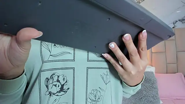 cloesummerr  online show from March 25, 2026, 12:59 pm