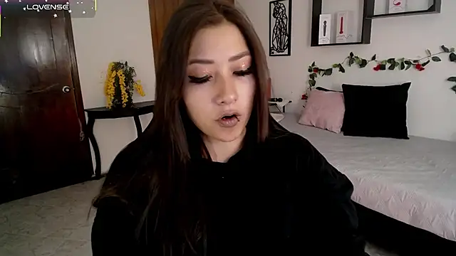 Mia 1120 online show from October 30, 2025, 7:55 pm