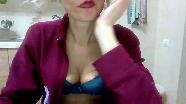 Snapshot of Kelly80 chatting on December 17, 2025, 5:29 pm Kelly80 online show from December 17, 2025, 5:29 pm