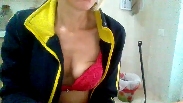 Snapshot of Kelly80 chatting on February 9, 2026, 3:54 pm Kelly80 online show from February 9, 2026, 3:54 pm