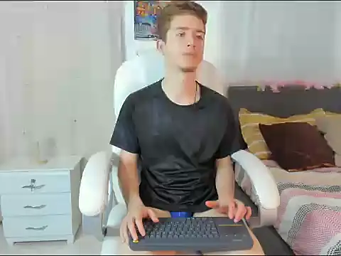 ThiagooJames online show from November 22, 2025, 3:16 am