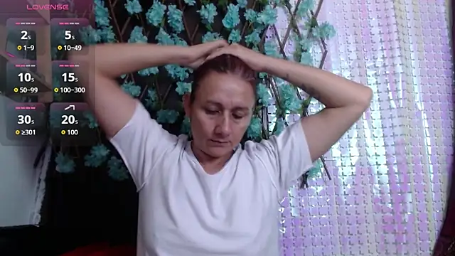 Snapshot of darling_hott chatting on October 6, 2025, 9:43 am darling hott online show from October 6, 2025, 9:43 am