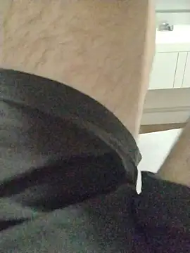 Snapshot of LeoMaduroSP chatting on October 15, 2025, 11:02 pm LeoMaduroSP online show from October 15, 2025, 11:02 pm