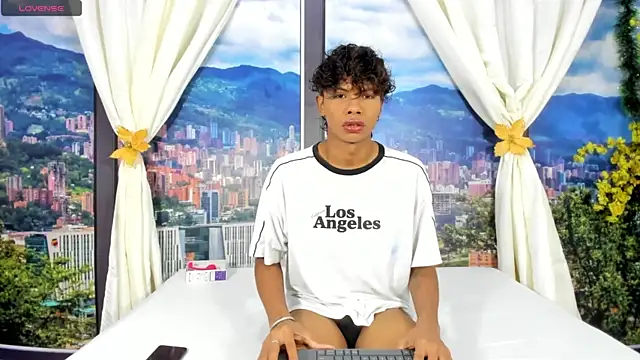 MilthonDelis online show from December 20, 2025, 4:04 am