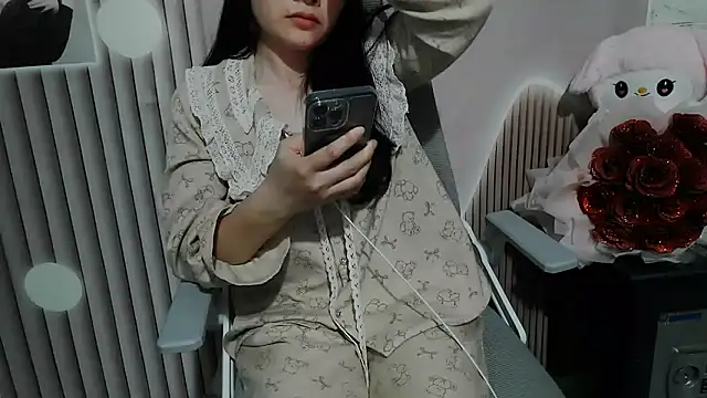 Emachiii online show from November 23, 2025, 1:43 pm