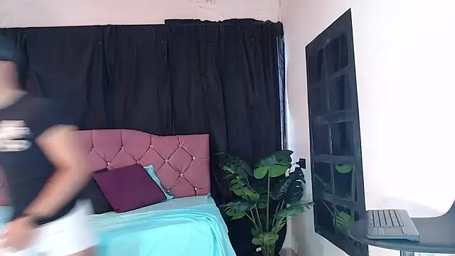 daring sexy boys online show from September 14, 2025, 7:03 pm