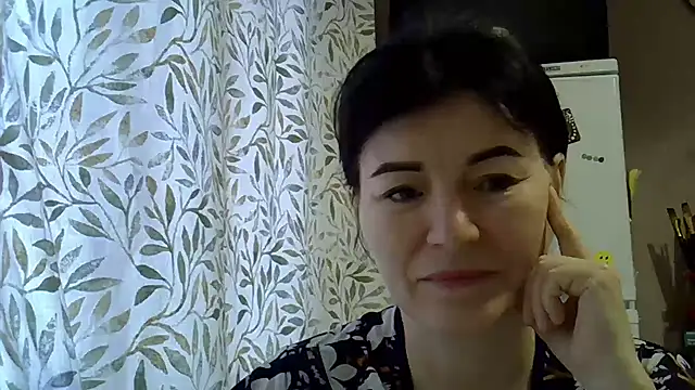 Krystal 82 online show from December 3, 2025, 8:36 am