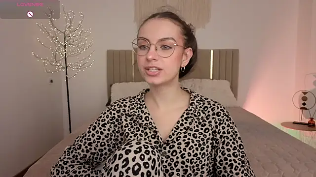 Real cutie1 online show from May 16, 2026, 1:10 pm