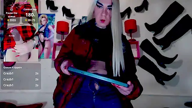 Snapshot of blondehot5v chatting on October 8, 2025, 12:17 pm blondehot5v online show from October 8, 2025, 12:17 pm