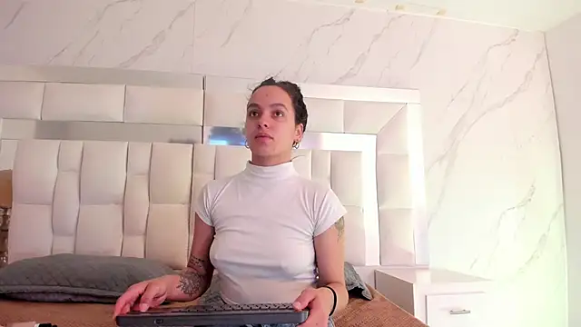 Snapshot of Maia_Park chatting on February 25, 2026, 11:43 am Maia Park online show from February 25, 2026, 11:43 am