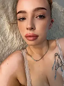 Snapshot of Hannah_xBaby chatting on July 3, 2026, 12:00 pm Hannah xBaby online show from July 3, 2026, 12:00 pm