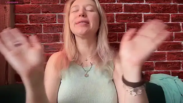 Snapshot of CitrusBlissss chatting on November 11, 2025, 2:28 am CitrusBlissss online show from November 11, 2025, 2:28 am