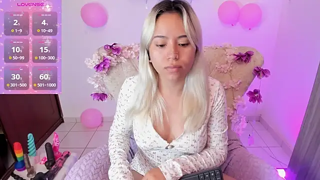 Nataliahenao69 online show from October 18, 2025, 5:37 pm