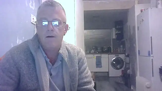 Snapshot of hefin18 chatting on November 12, 2025, 11:08 pm hefin18 online show from November 12, 2025, 11:08 pm