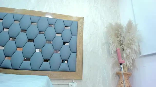 crystal sm online show from December 2, 2025, 3:07 am