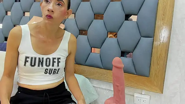 crystal sm online show from December 4, 2025, 3:16 am