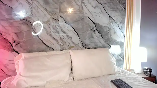 Astridhotman online show from November 4, 2025, 7:50 pm