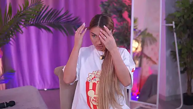 Snapshot of ZennySings chatting on December 19, 2025, 12:40 pm ZennySings online show from December 19, 2025, 12:40 pm