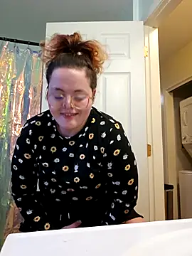 nuttiebuddy1 online show from December 5, 2025, 7:55 pm