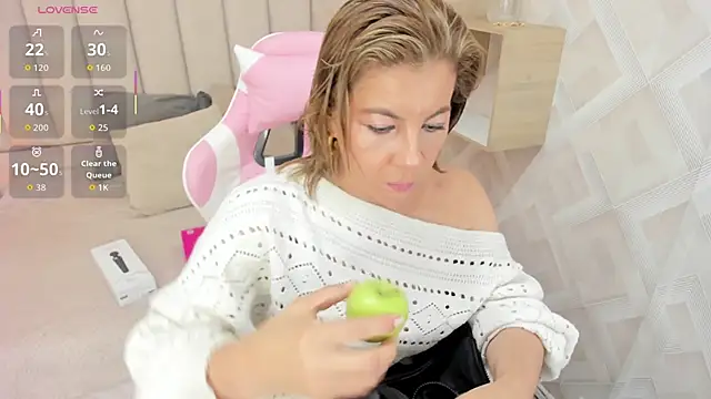 Clhoe Johnson online show from December 17, 2025, 12:21 pm