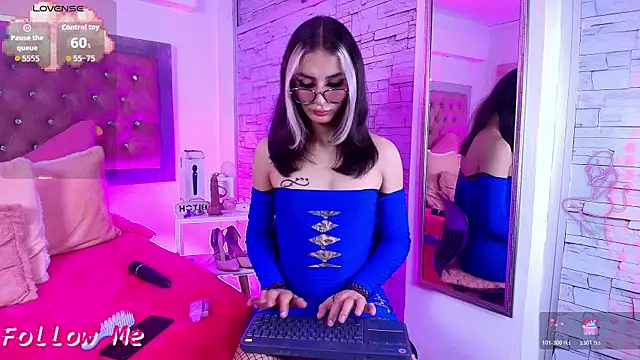 Snapshot of Bonn_Glow chatting on November 16, 2025, 4:28 am Bonn Glow online show from November 16, 2025, 4:28 am